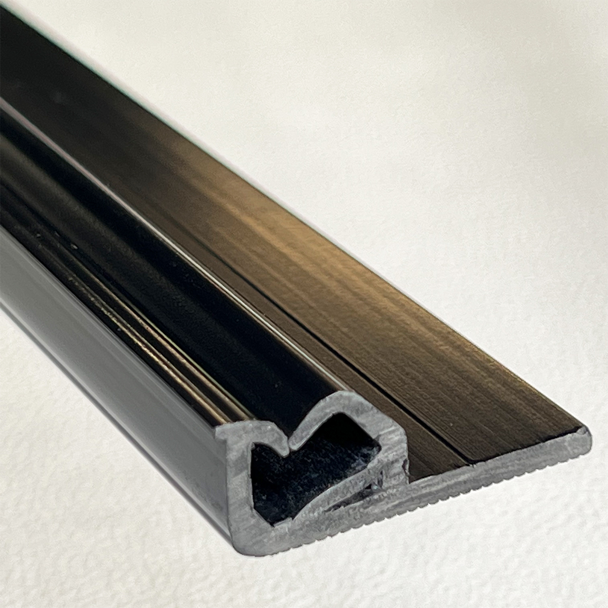 Profil PVC noir pour système tissu tendu mural, la baguette de 2.50 m