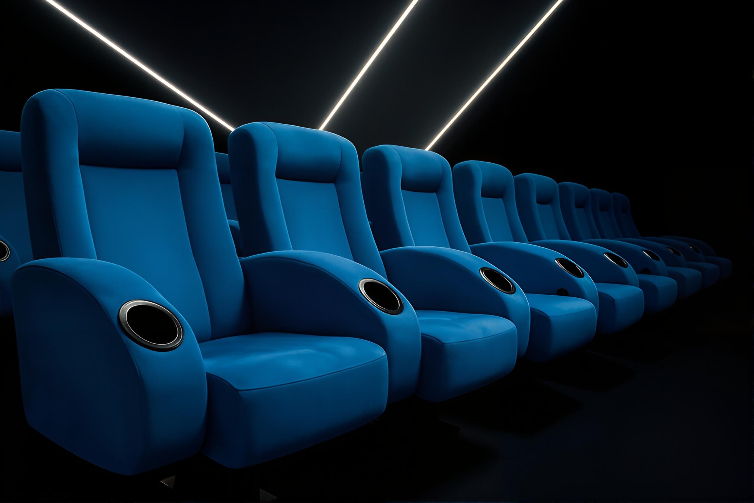Fauteuils de cinéma bleus avec éclairage LED au plafond - CcomOciné