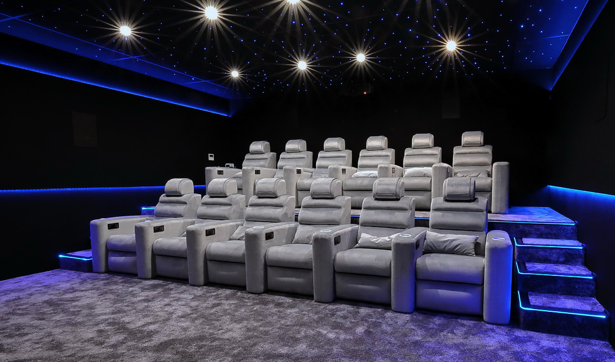 Fauteuils Starship velours gris en salle home cinéma